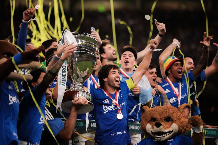 Cruzeiro ergue a taça de campeão mineiro de 2026