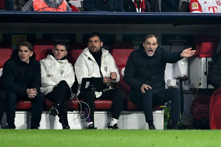 Thomas Tuchel coacht zijn ploeg zittend vanuit de dugout