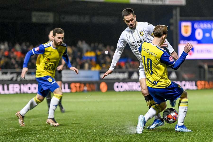 Mica Pinto in duel met Cambuur-speler Fedde de Jong