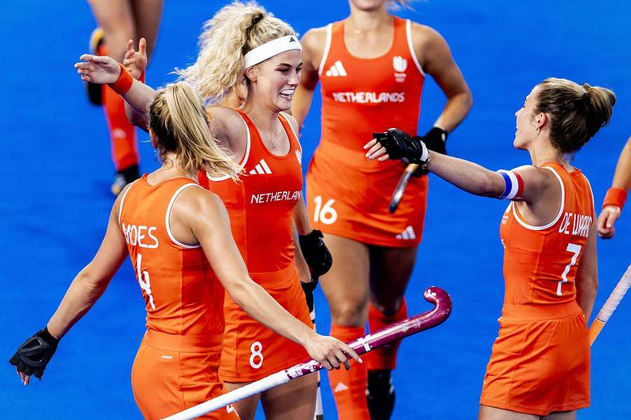 Yibbi Jansen juicht na het scoren van een doelpunt in de eerste groepswedstrijd van de Nederlandse hockeyvrouwen tegen Frankrijk