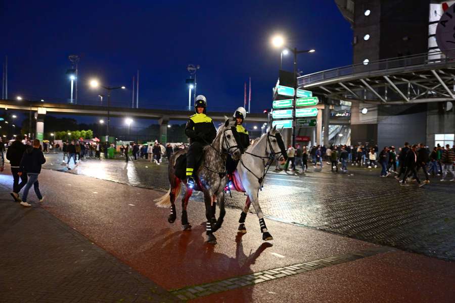 Rond de ArenA was veel politie(paard) op de been
