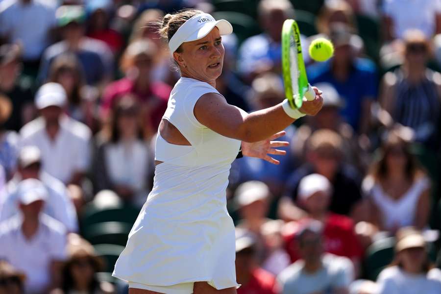 Barbora Krejčíková skončila ve Wimbledonu na raketě Karolíny Muchové.