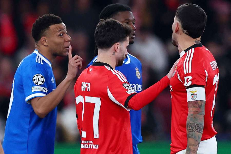 Mbappé discute com Otamendi Mbappé discute com Otamendi