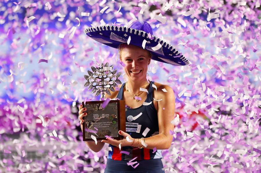 Magdalena Fręch w sombrero i z trofeum za wygranie turnieju w Guadalajarze 