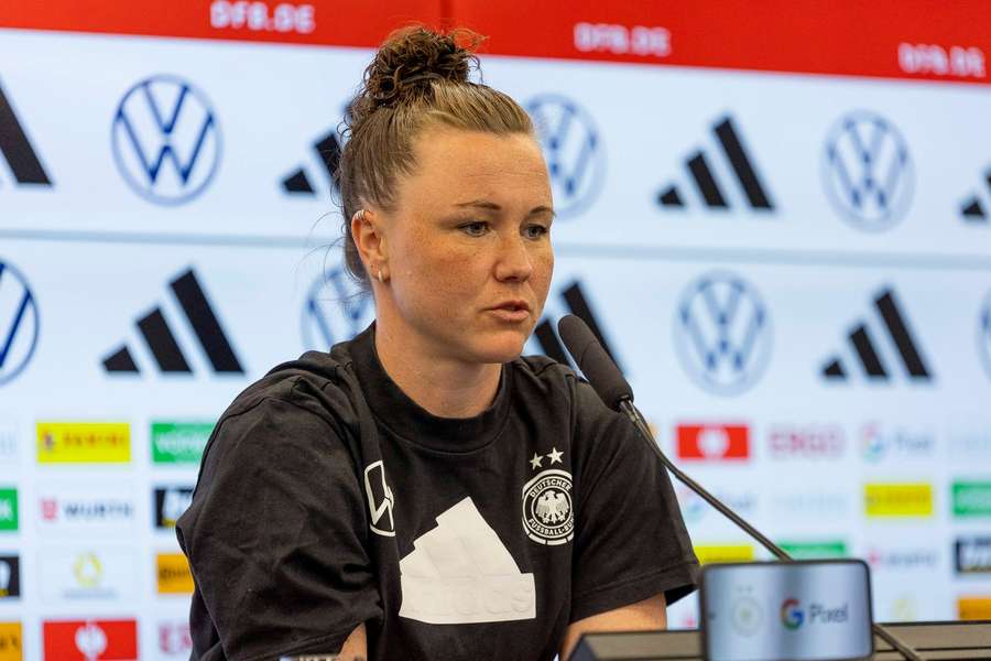 Marina Hegering auf der PK vor dem Spiel gegen Polen