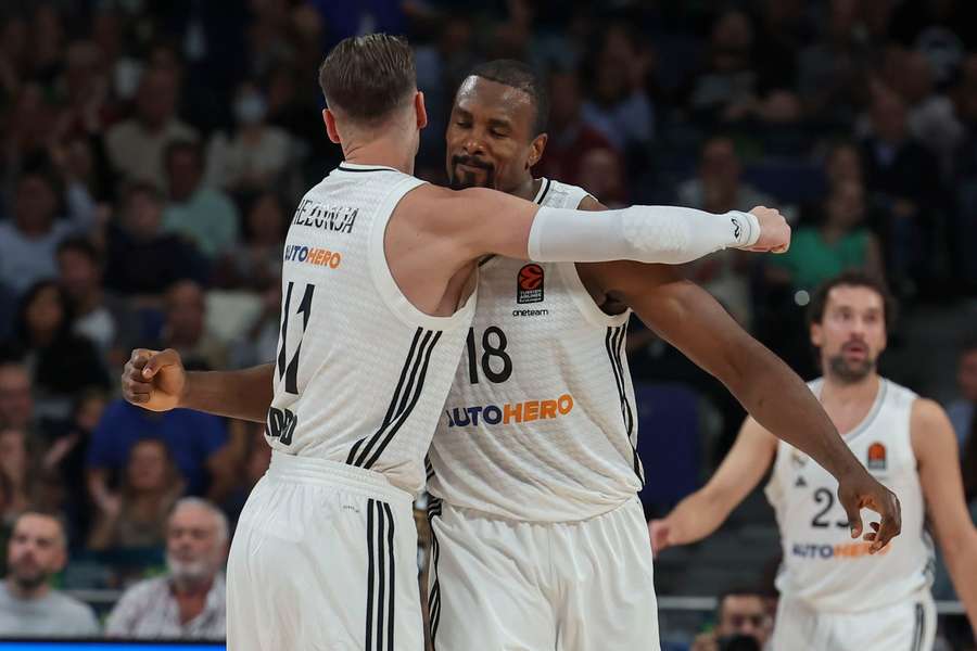 Ibaka y Hezonja celebran una canasta del hispanocongoleño