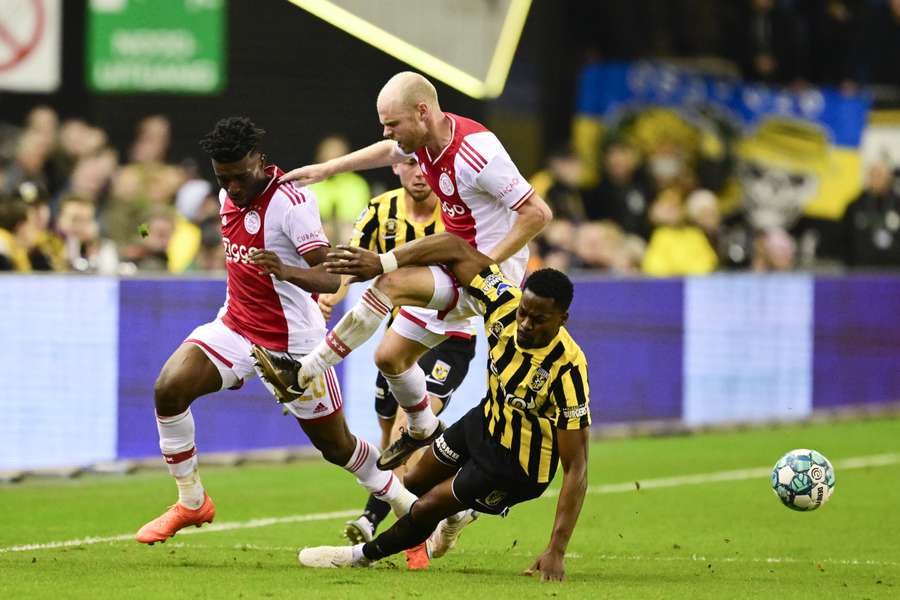 Ajax blijft met enige moeite in spoor koploper Feyenoord na 1-2 zege bij Vitesse