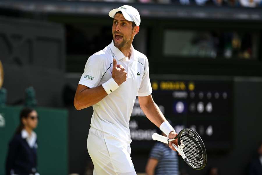 Ve Wimbledonu hrát mohl a triumfoval, do USA Djokoviče dle všeho nepustí.