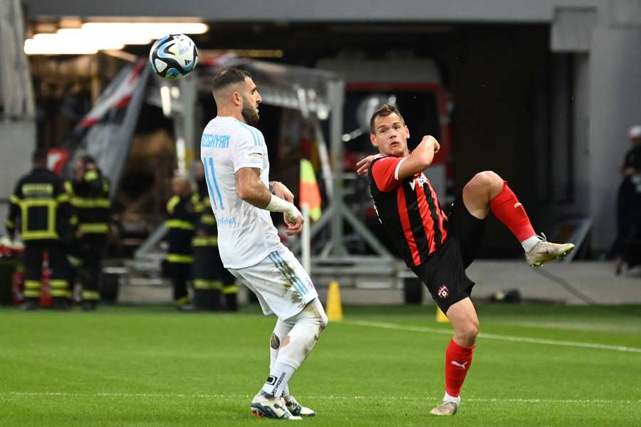 Mikovič (vpravo) počas nedeľného derby so Slovanom.