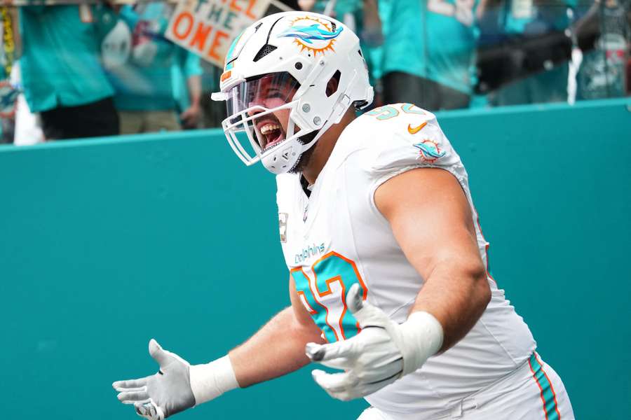 Miami Dolphins Zach Sieler runs on the field before a game (2024)