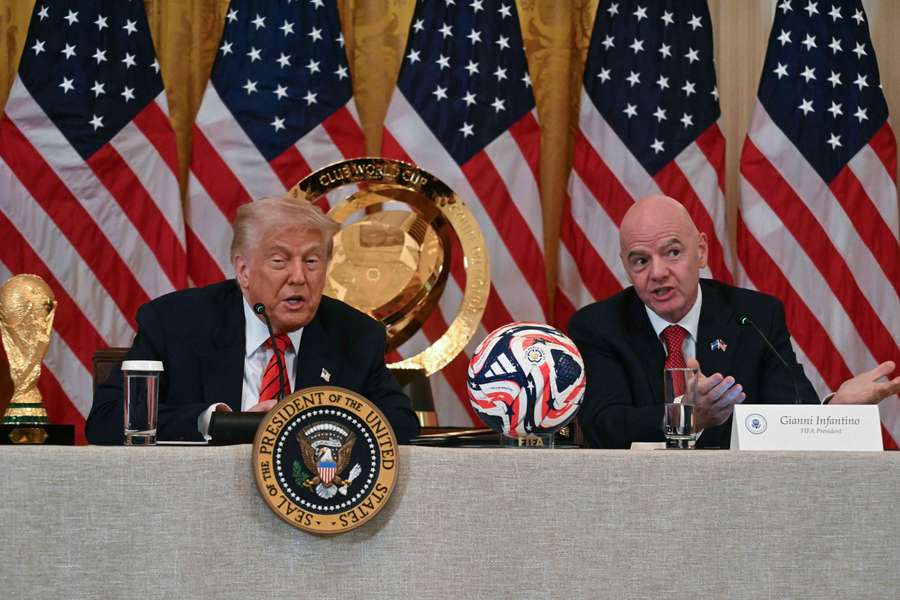Trump e Infantino se dan la mano.