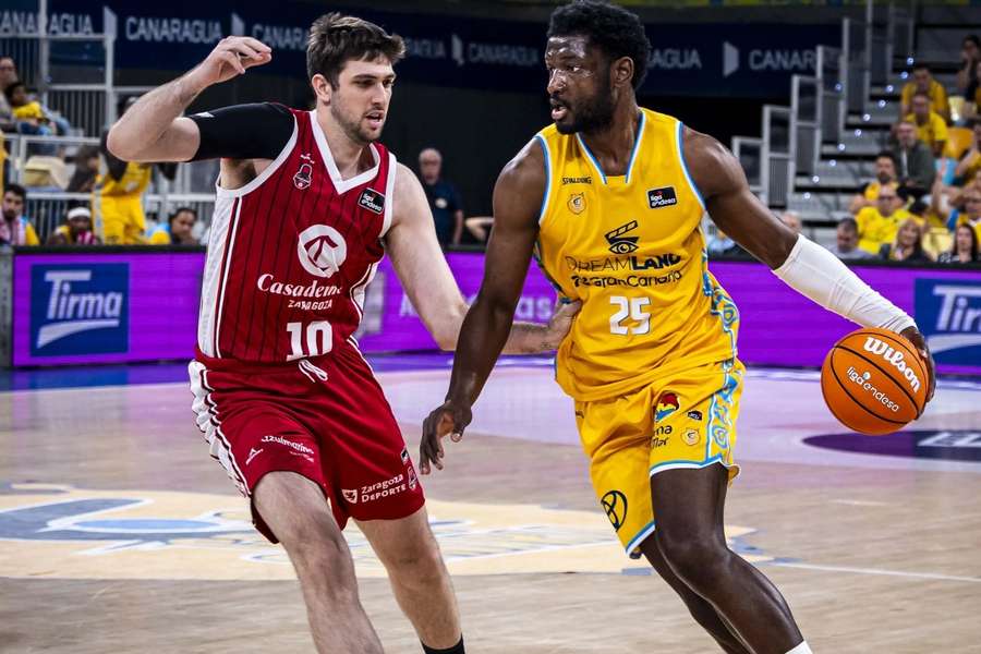 Chimezie Metu, ante Jaime Fernández Manzanares en el Dreamland Gran Canaria-Casademont Zaragoza Chimezie Metu, ante Jaime Fernández Manzanares en el Dreamland Gran Canaria-Casademont Zaragoza