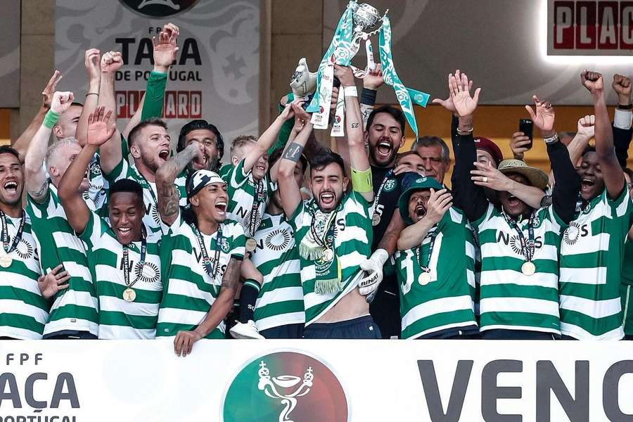Bruno Fernandes ergue a Taça de Portugal
