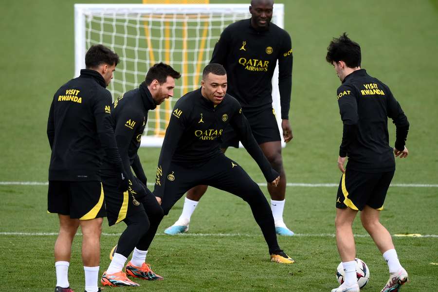 Elenco do PSG em treino durante a semana