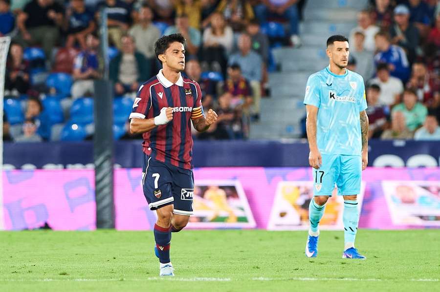 Brugué celebra uno de sus goles contra el Athletic