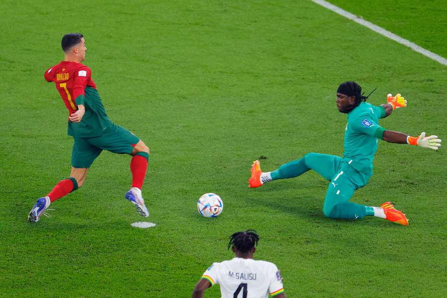 Momento em que Ait-Zigi nega o golo de Ronaldo
