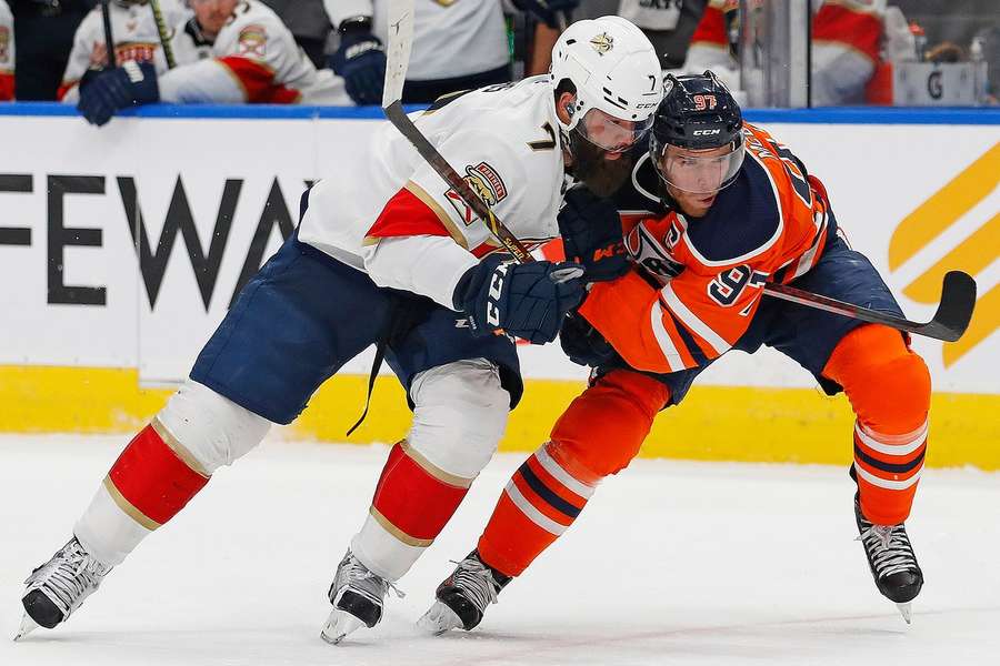 Radko Gudas v souboji s Connorem McDavidem. Radko Gudas v souboji s Connorem McDavidem.