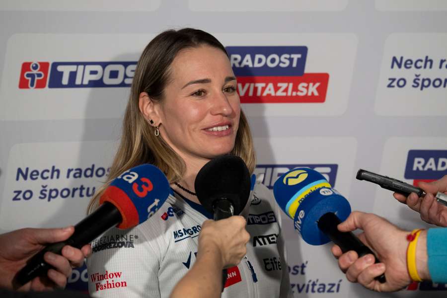 Bátovská Fialková v obkľúčení novinárov.