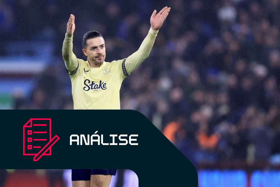 Jack Grealish saúda a Holte End durante o jogo Aston Villa - Everton Jack Grealish saúda a Holte End durante o jogo Aston Villa - Everton