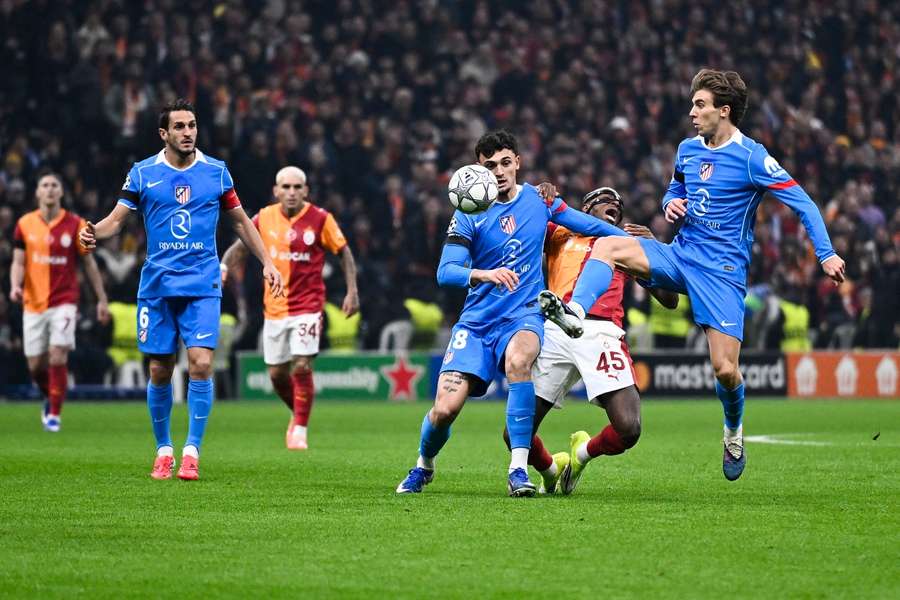 Pablo Barrios y Marc Pubill ante Osimhen, con Koke en segundo plano