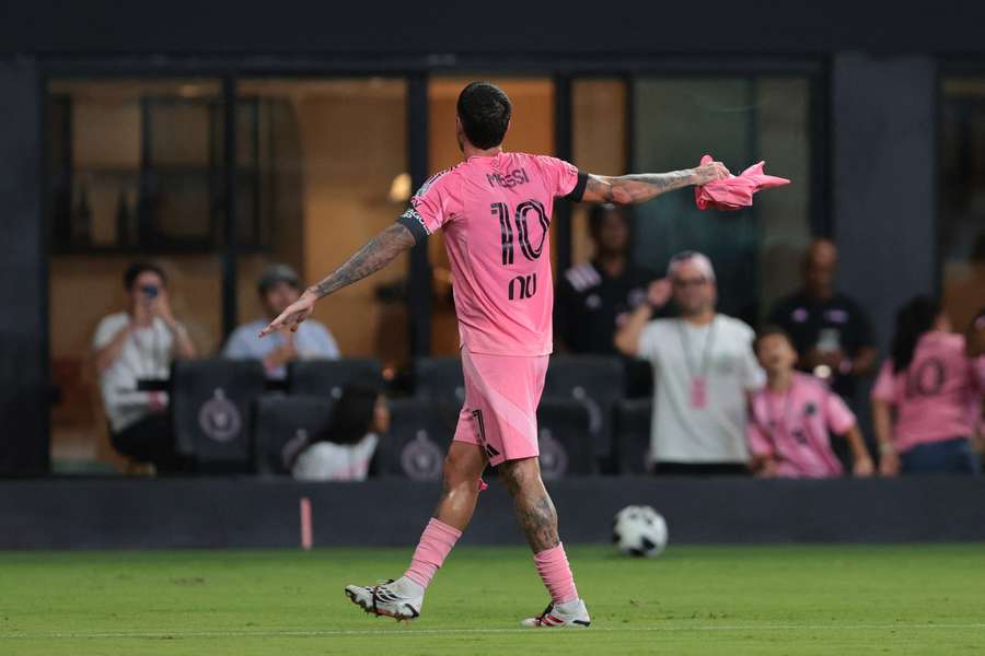 De Paul shows the jersey of teammate Lionel Messi after the passing of his father