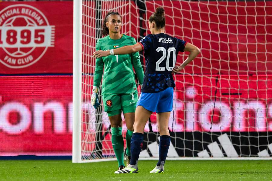 Jacintha Weimar en Dominique Janssen tijdens België-Nederland