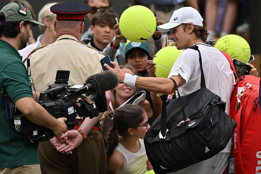 De Minaur with the Wimbledon fans