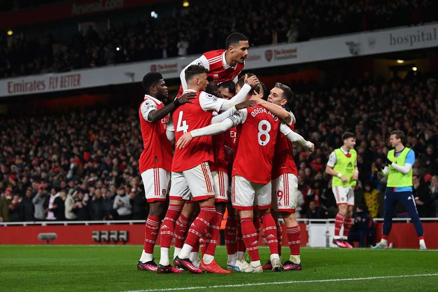 Arsenal wint voor 100e keer van Everton en zet daarmee een unieke prestatie neer