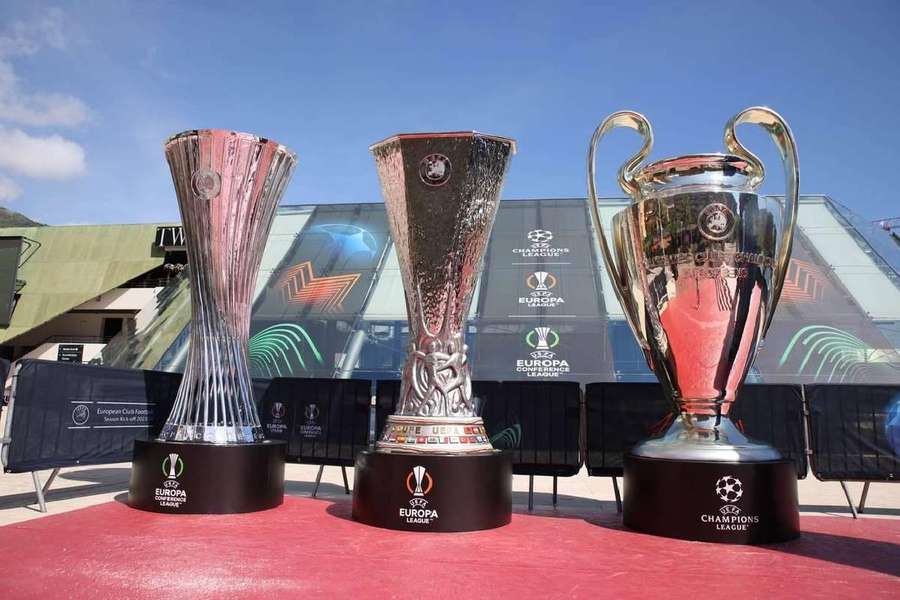 Cele trei trofee care vor fi acordate câștigătoarelor din cupele europene: Conference League, Europa League și Champions League