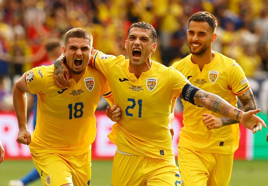 Il rumeno Razvan Marin (a sinistra) festeggia il gol contro la Slovacchia con il capitano Nicolae Stanciu (al centro)