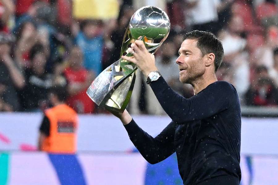 Xabi Alonso con la coppa