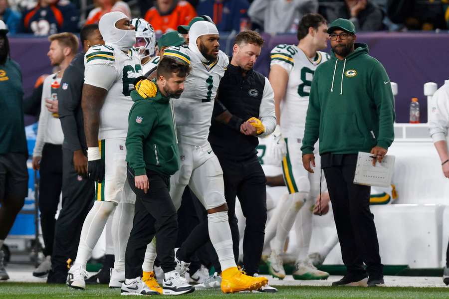 Packers' Micah Parsons walks off the field after tearing his ACL during game against the Denver Broncos (2025)