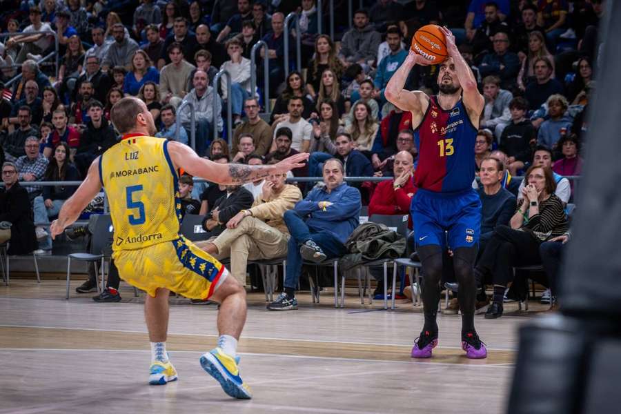 Satoransky lanzando de tres