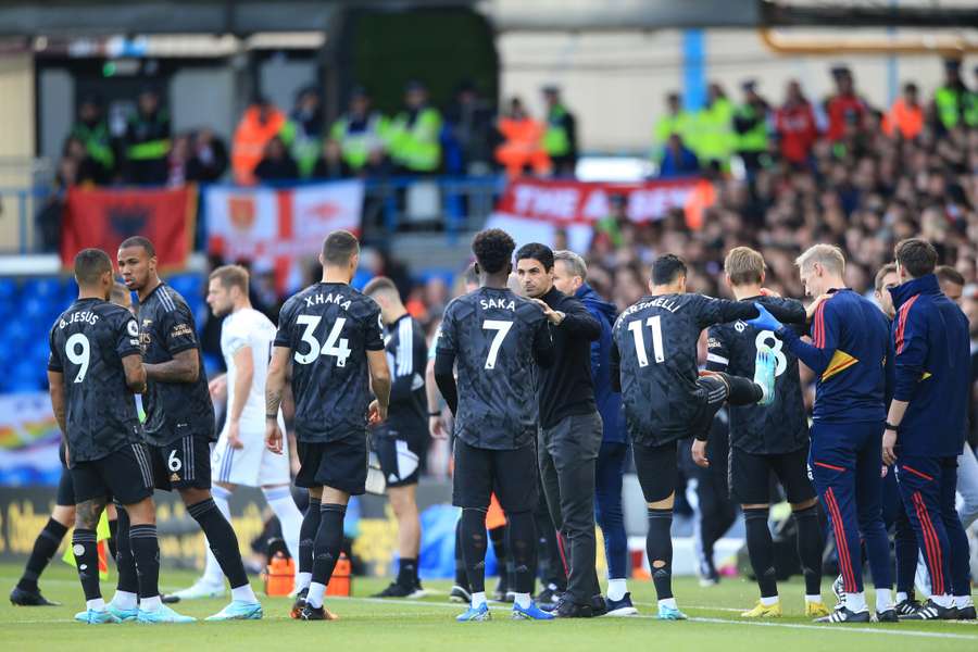 Queda de energia atrasa partida entre Leeds e Arsenal