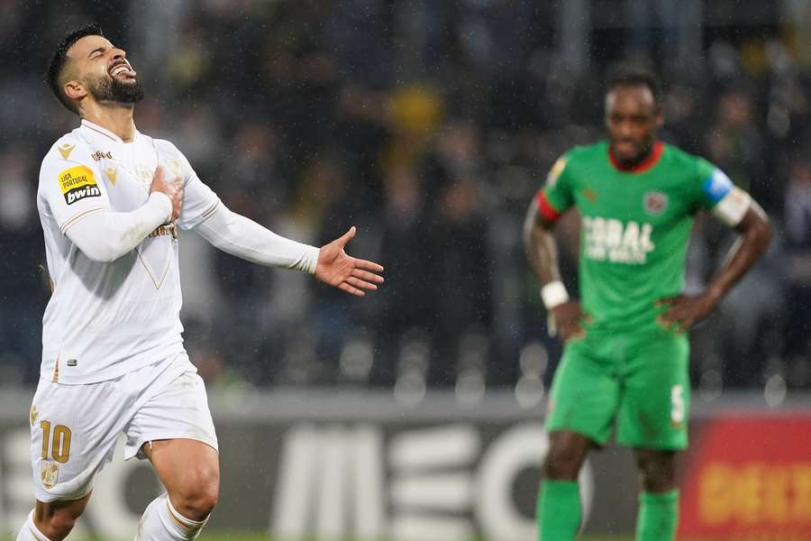 Tiago Silva foi o herói em Guimarães