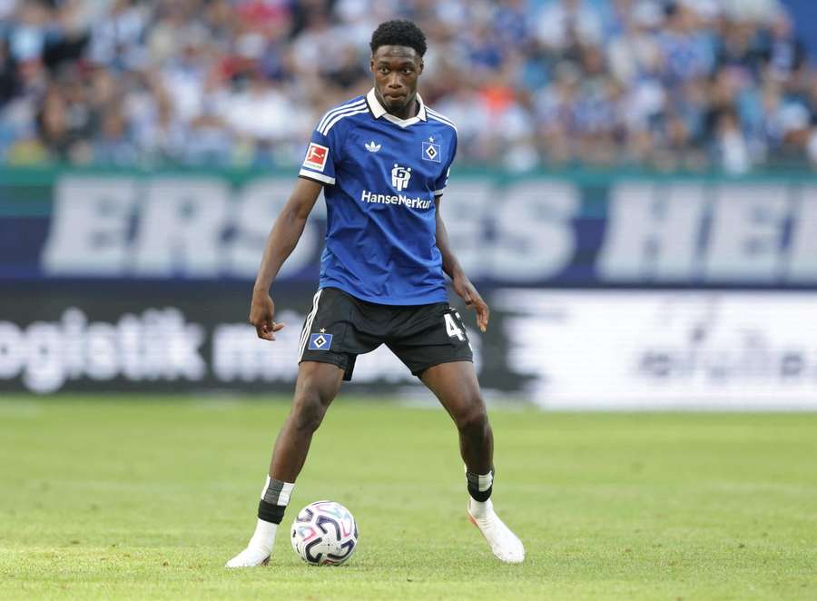 Shafiq Nandja com a camisola principal do HSV