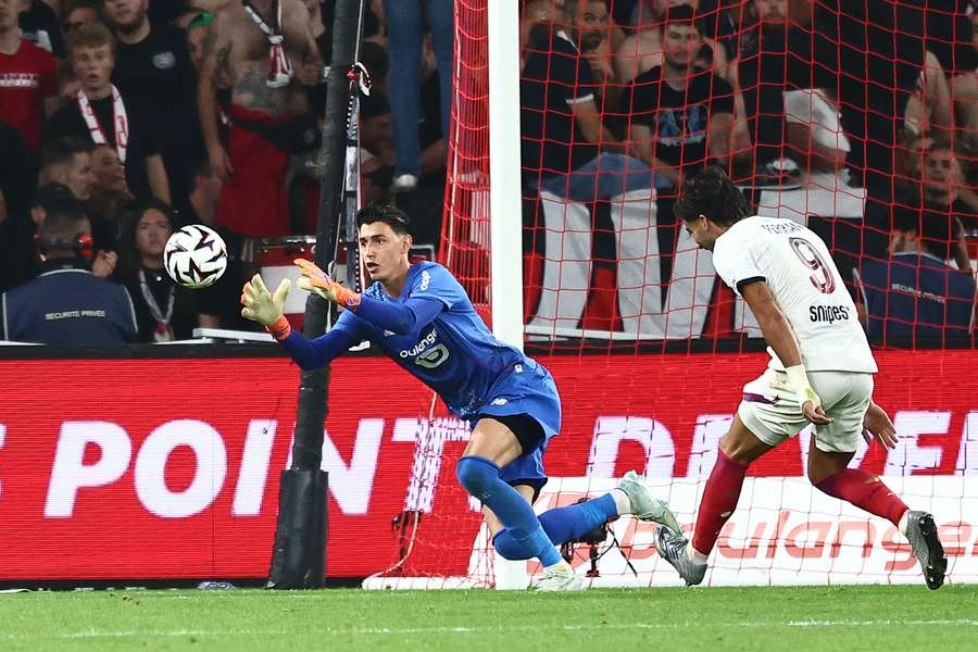 Berke Özer contre le PSG, cette saison. Berke Özer contre le PSG, cette saison.