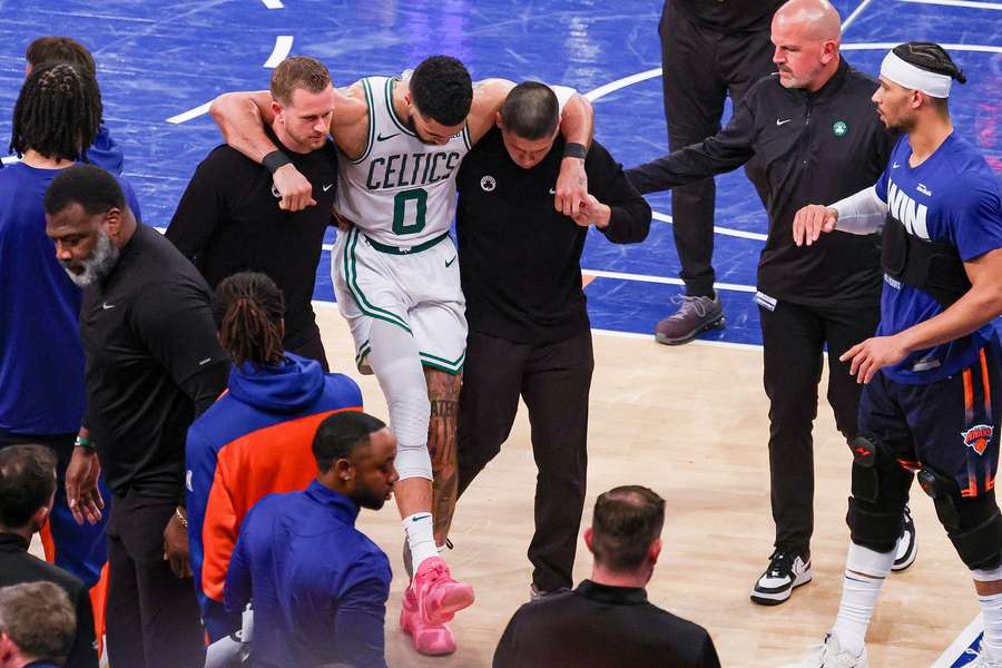 Jayson Tatum musste den Court gestützt verlassen.