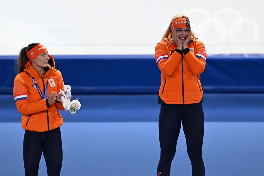 Jutta Leerdam (R) and Femke Kok on the podium during the medal ceremony for the 1000m