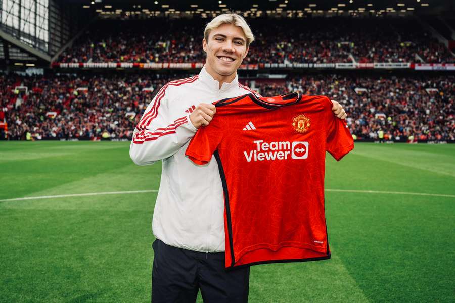 Rasmus Hojlund foi apresentado em Old Trafford neste sábado (5)