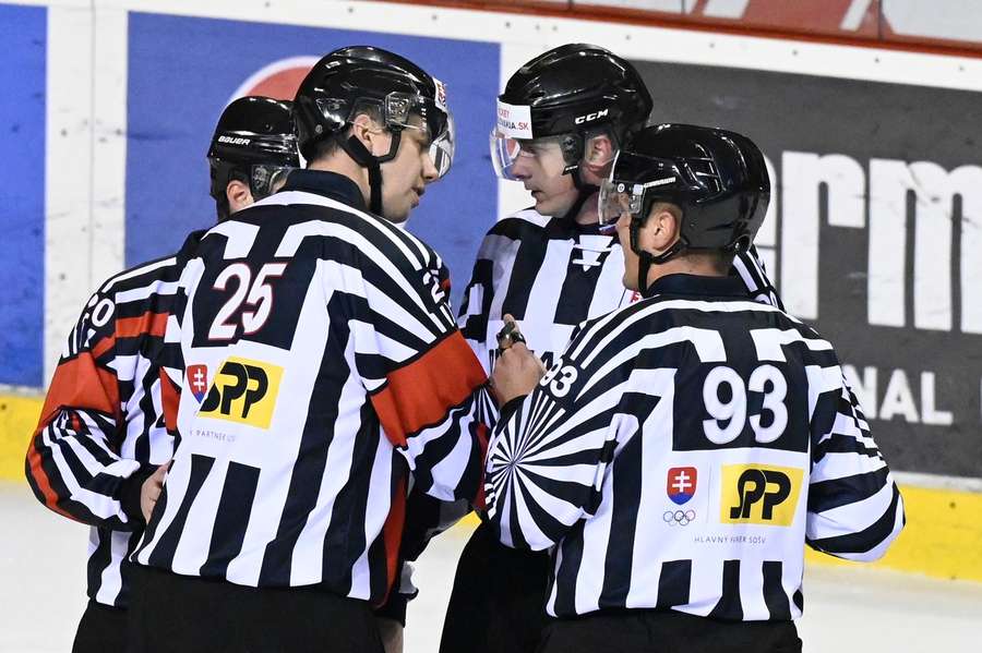 Komisia rozhodcov zúžila káder arbitrov pre semifinálové súboje.