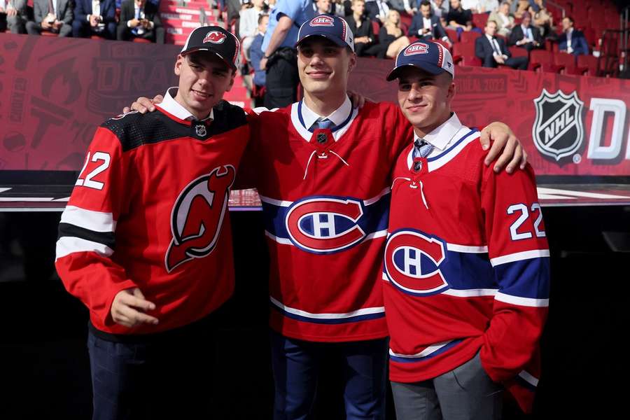 Zľava trojica Šimon Nemec, Juraj Slafkovský a Filip Mešár sa zúčastní hlavných kempov NHL.