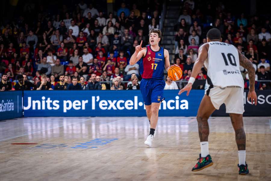 Juan Núñez dirige el juego ante la mirada de Troy Caupain