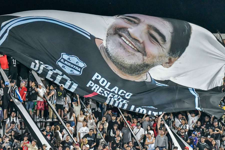 Un drapeau en hommage à Diego Maradona.