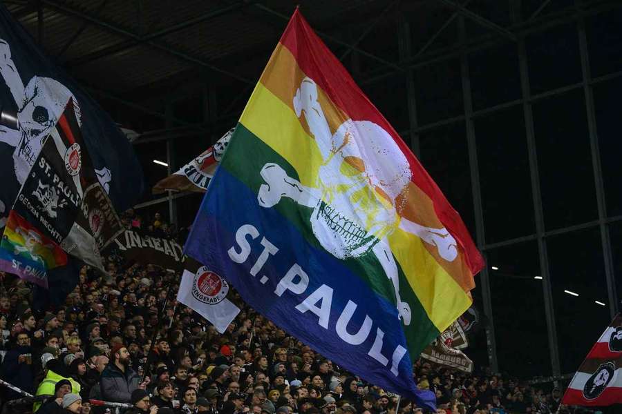 St. Pauli siegt am Millerntor vor zahlreichen Fans. St. Pauli siegt am Millerntor vor zahlreichen Fans.