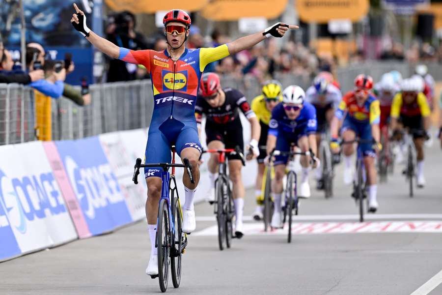 Włoch Jonathan Milan wygrał drugi etap Tirreno-Adriatico, prowadzi Filippo Ganna
