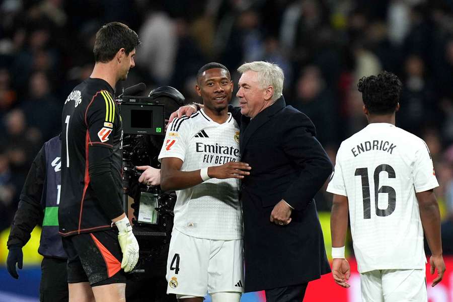 Alaba v objatí s trénerom Ancelottim po víťaznom dueli s Las Palmas.