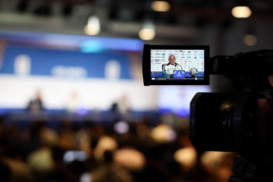 Trabalho dos cinegrafistas durante coletiva de imprensa da seleção espanhola