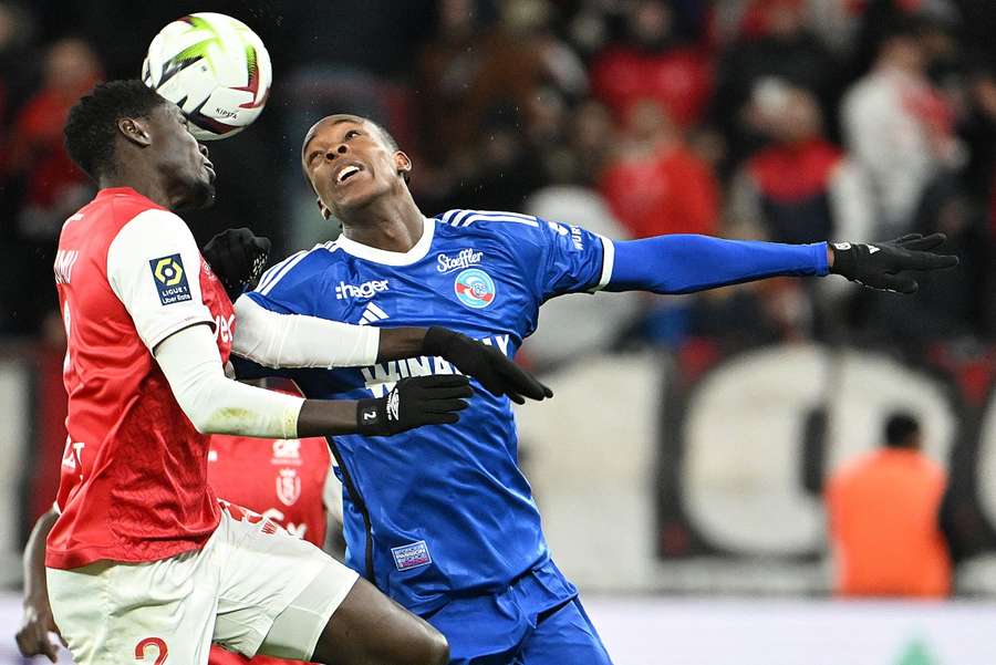 Joseph Okumu contre Strasbourg.