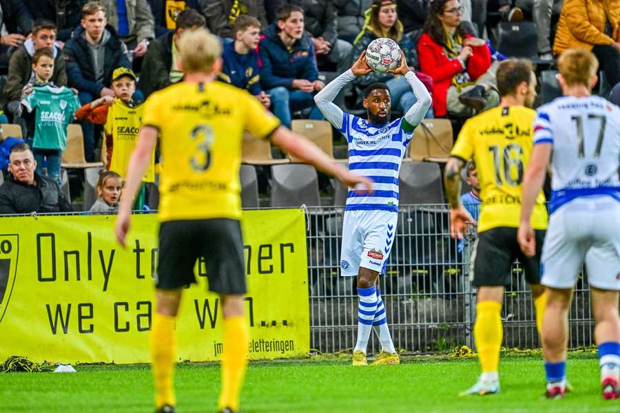 Jeffrey Fortes neemt een inworp tijdens de vorige ontmoeting tussen VVV en De Graafschap op 12 mei